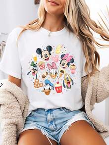 Camiseta estampada de mujer con estilo Disney que presenta una colección de estampados de cabezas del personaje Mickey Mouse. Esta blusa de cuello redondo de verano está confeccionada en suave y cómodo 100% algodón, perfecta para el uso diario, actividades al aire libre o compras. También es una opción ideal para el atuendo de vacaciones de las mujeres. - Blanco - Ver 1