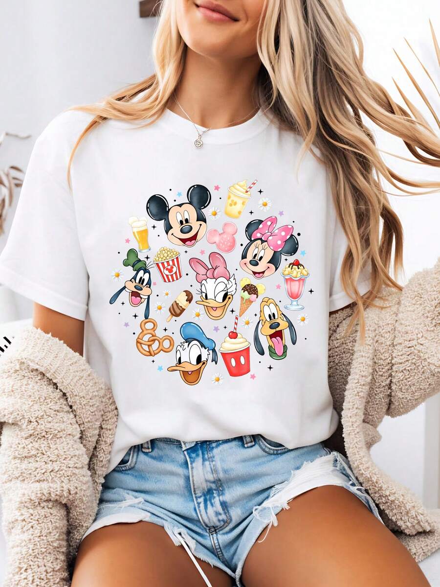 Camiseta estampada de mujer con estilo Disney que presenta una colección de estampados de cabezas del personaje Mickey Mouse. Esta blusa de cuello redondo de verano está confeccionada en suave y cómodo 100% algodón, perfecta para el uso diario, actividades al aire libre o compras. También es una opción ideal para el atuendo de vacaciones de las mujeres. - Blanco - Ver 1