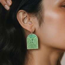 水波纹薄荷绿几何镂空拱形耳坠，女士款，亚克力双层组合3D效果独特耳环，春夏礼物 - 彩色 - 查看 9
