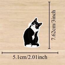1 PIEZA Pegatina decorativa de vinilo impermeable y duradera de 3 pulgadas con un retrato realista y adorable de un gato tuxedo negro y blanco de ojos amarillos, en un estilo kawaii y viral de meme de gato, ideal para laptop, teléfono, botella de agua, monopatín, casco, diario, coche, cuaderno, dormitorio, equipaje de viaje, regalo perfecto para adolescentes, niños y amantes de los gatos de 13 a 30 años - 3*2,01 pulgadas - Ver 2