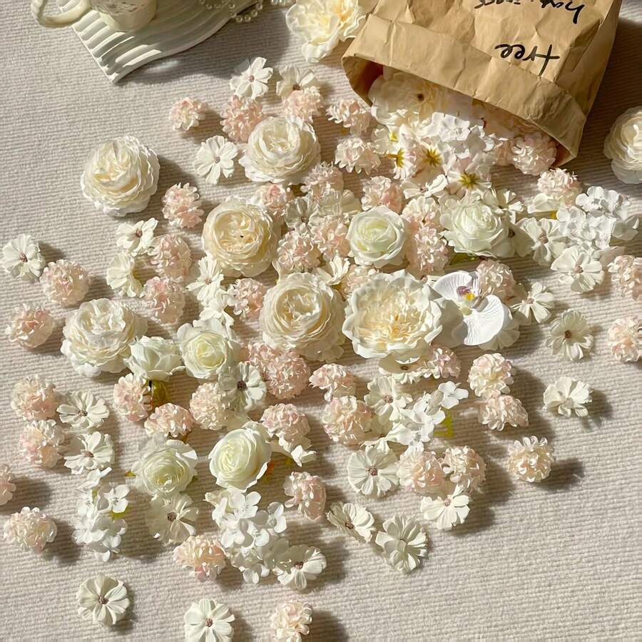 精美仿真花卉系列!乳白色和浅粉色花朵,质感出众,包括优雅的玫瑰、清新的小花和娇嫩的兰花。无论是用于婚礼场地装饰、打造温馨的家居角落,还是DIY装饰,它们都能瞬间营造出温柔浪漫的氛围,而且无需养护,即可尽享其美。 - 白色 - 查看 1
