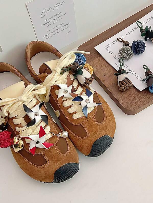 3 piezas Accesorios de zapatos desmontables, Clips de zapatos de cuero hechos a mano con diseño de molino de viento y flor, Juego de decoración de zapatos DIY de moda adecuado para mocasines, zapatos casuales y zapatillas, decoración de moda para mujeres y niñas, Organizador de zapatos, Ahorro de espacio, Uso en exteriores, Jardín, Esencial de viaje, Portátil, Esencial de playa, Temporada de graduación, Ceremonia de graduación, Regalo de graduación, Felicitaciones graduado, Valedictorian, Finalización de estudios, Fiesta de graduación
