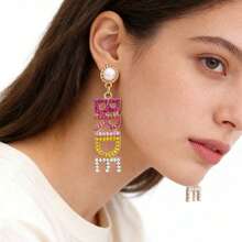 一对渐变水钻字母吊坠耳环，锌合金材质，适合女性日常佩戴 - 彩色 - 查看 3