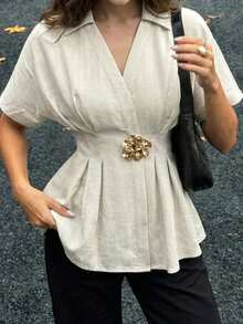 女士优雅浅灰色金属扣褶裥短袖衬衫，时尚性感休闲上衣，优雅的办公室着装 - 淺灰色 - 查看 3