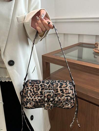 时尚撞色猎豹纹铆钉装饰朋克风腋下包带扣翻盖单肩包，适合购物、装钱包、年轻女性、大学生、新人、白领等。非常适合办公室、大学、工作、商务、通勤、户外活动、旅行和郊游等场合。秋冬季时尚猎豹纹女包，新款秋冬虎纹女包，豹纹猎豹纹，朋克风