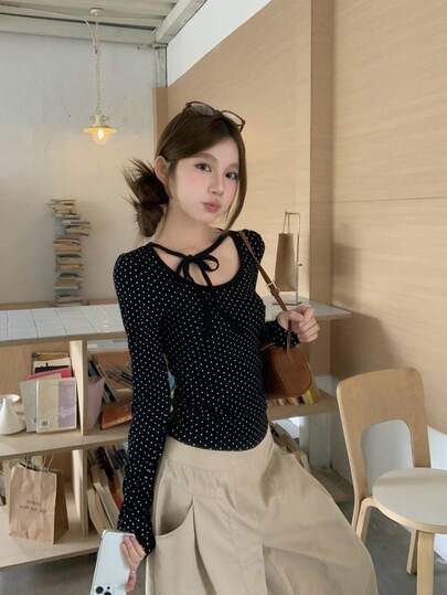 Áo thun nữ mùa xuân mới, kiểu dáng độc đáo, cổ tròn, tay dài, thắt nơ, chấm bi, ôm dáng, gợi cảm.