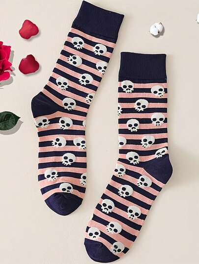 一双男士中筒袜，条纹骷髅图案，撞色设计，创意时尚，适合节日、送礼、春夏秋季穿着，轻薄透气，吸湿排汗，运动休闲皆宜。也适合女士日常穿着。