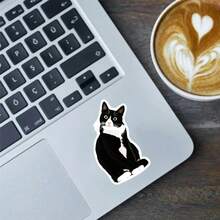 1 PIEZA Pegatina decorativa de vinilo impermeable y duradera de 3 pulgadas con un retrato realista y adorable de un gato tuxedo negro y blanco de ojos amarillos, en un estilo kawaii y viral de meme de gato, ideal para laptop, teléfono, botella de agua, monopatín, casco, diario, coche, cuaderno, dormitorio, equipaje de viaje, regalo perfecto para adolescentes, niños y amantes de los gatos de 13 a 30 años - 3*2,01 pulgadas - Ver 10