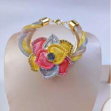 Bộ trang sức vàng 18k tinh tế với mặt dây chuyền hình hoa hồng. Phong cách Pháp đơn giản, dây chuyền ba màu tinh xảo, món quà lãng mạn hoàn hảo dành cho các cặp đôi vào ngày Valentine, kỷ niệm và những dịp đặc biệt. Bộ trang sức này là sự lựa chọn đa năng để làm quà tặng (cho phù dâu, sinh nhật) hoặc để tự phối đồ. Vẻ đẹp phổ biến và thiết kế bắt mắt khiến nó trở thành sản phẩm được ưa chuộng trên toàn thế giới, thu hút những người mua đang tìm kiếm những bộ trang sức độc đáo, dễ đeo. - Hồng - Xem 7