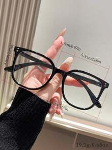 一副方形镜框无度数眼镜，适合作为时尚配饰、日常佩戴、参加派对和街头风格服饰。 - 彩色 - 查看 4