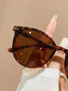 1 paire de lunettes de soleil rondes imprimé léopard pour hommes et femmes, convenant aux tenues, aux voyages, aux accessoires d'été, au style sportif, à la conduite, aux festivals, à la plage, aux festivals de musique, aux sorties en famille, avec protection UV, au golf, à la randonnée, aux tenues élégantes, aux accessoires de style de rue, à l'atmosphère des vacances, aux sports, aux fêtes, aux activités de plein air, au style de rue, à la pêche, aux activités de plein air, aux vacances, à la protection solaire - thé imprimé léopard - Voir 3