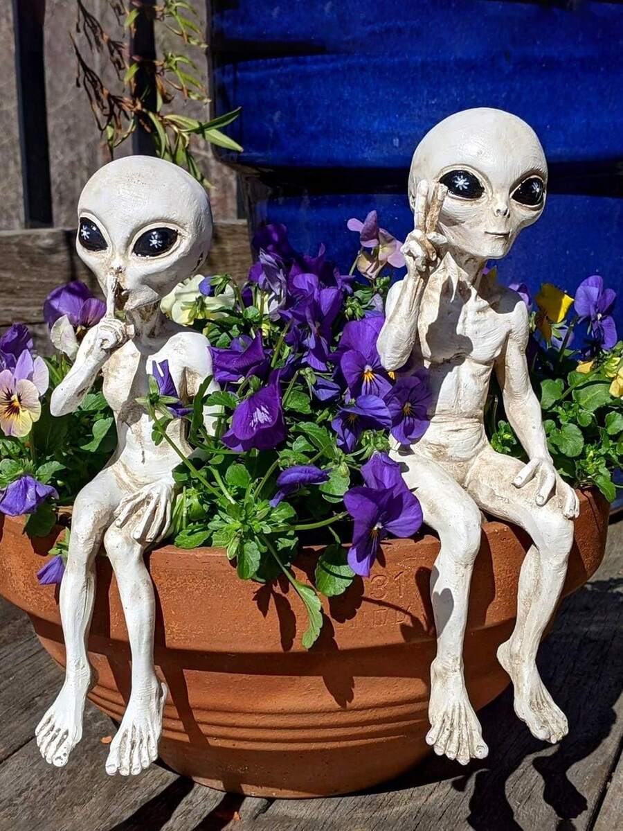【趣味触感】外星人喝啤酒雕像 - 趣味十足的太空装饰品，绿色外星人手拿啤酒杯，非常适合摆放在桌面或书架上，是科幻迷的理想礼物，也是圣诞节、节日、送给挚友的绝佳选择，更是假日必备、科幻主题房间装饰的完美之选 | 俏皮的外星人设计 | 精致的工艺，外星人主题装饰，家居装饰 - 彩色 - 查看 1