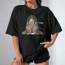 Camiseta de mujer de manga corta negra - Estilo urbano y cool - Estampado de figura con trenzas, manos tatuadas y anillos, diseño moderno y rebelde - Ropa diaria cómoda para mujer, confeccionada en suave mezcla de algodón, ideal para looks callejeros. - Negro - Ver 2