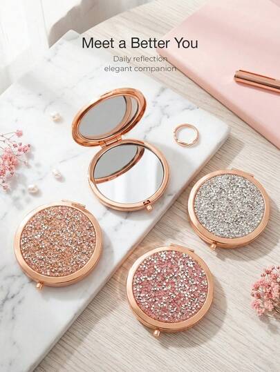 1 chiếc gương trang điểm hai mặt đính pha lê nguyên khối, khung kim loại mạ vàng hồng, cầm tay bỏ túi tiện dụng cho phòng ngủ và phòng tắm.