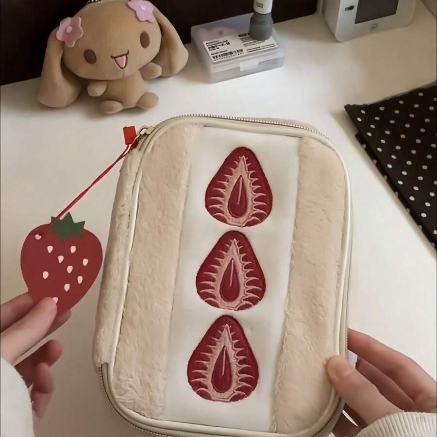 1个草莓三明治铅笔盒，大容量卡包文具袋，毛绒卫生巾化妆包，贴纸收纳袋