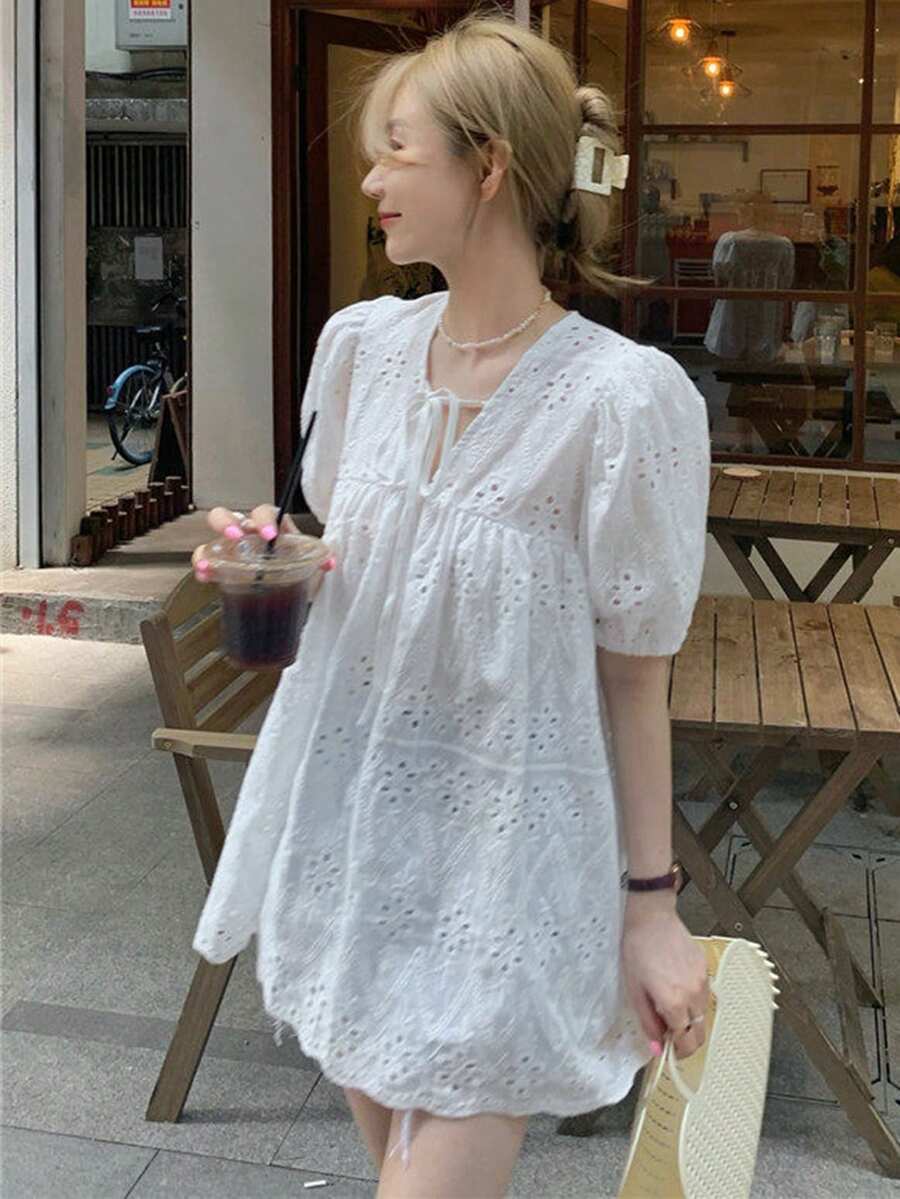 Đầm sơ mi trắng cổ chữ V khoét rỗng, kiểu dáng rộng rãi, chất liệu ren độc đáo, dài ngang gối, thích hợp cho mùa hè. - trắng - Xem 1