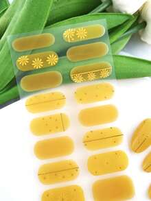 1 miếng dán móng tay màu vàng ấm phủ toàn bộ móng, với lớp nền màu vàng ấm bán trong suốt, được trang trí bằng các họa tiết hoa và đường kẻ mạ vàng tinh tế, bền lâu và chống mài mòn, thích hợp cho đi làm, hẹn hò và dã ngoại, mang lại vẻ rạng rỡ đầy sức sống cho đầu ngón tay. - Nhiều màu - Xem 4