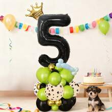 47个狗狗主题气球，包括黑色数字铝膜气球、金色皇冠铝膜气球、黑色、绿色、金属金色和白色天然乳胶气球，气球上印有狗狗爪印。适用于生日、儿童节、亲子活动日、派对、庆祝活动等场合。 - 查看 15