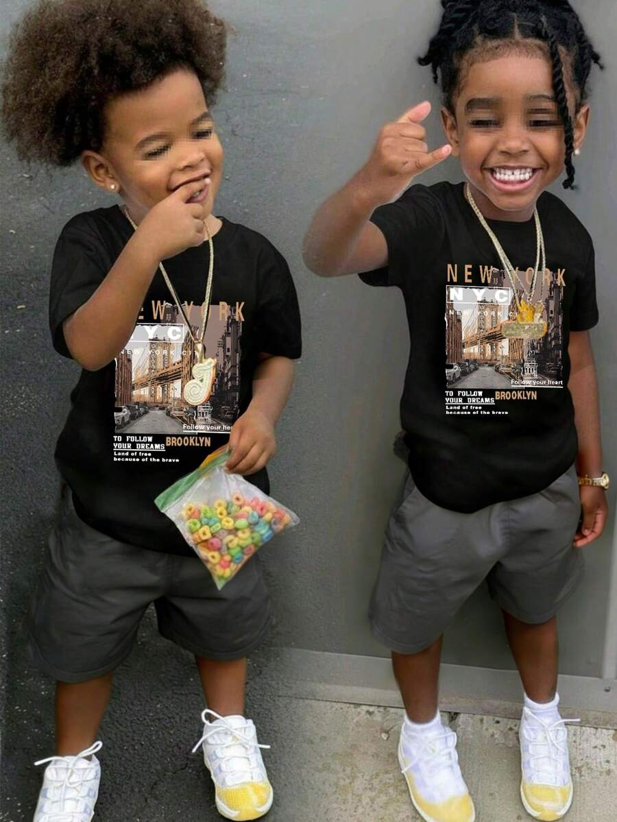 Conjunto infantil casual com estampa de desenho animado, camiseta de manga curta com gola redonda e calça cargo (2 peças). Confortável e ideal para momentos de lazer. Nova coleção de verão. - Preto - Ver 1