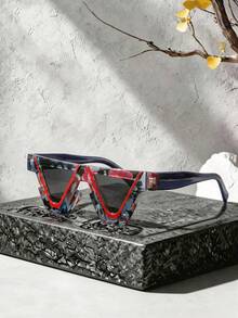 独具一格的Y2K赛博朋克风格倒三角太阳镜，男女皆宜，经久耐用，是音乐节、派对和街头服饰的必备单品。这款太阳镜采用扎染工艺，V形设计时尚大胆，撞色设计，适合音乐节、派对和街头穿着。 - 彩色 - 查看 13