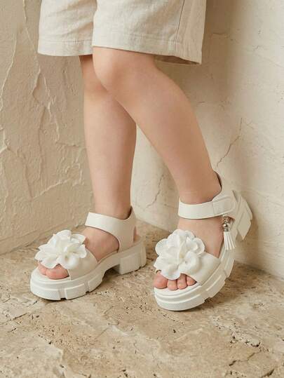 1 Paar Mädchen Sommer High Heel Sandalen, einfarbig weiß minimalistisch vielseitig, weiße Blumen Plateau Mode Sandalen mit Quaste Anhänger und Klettverschluss, passend zu Outfits und für den täglichen Gebrauch