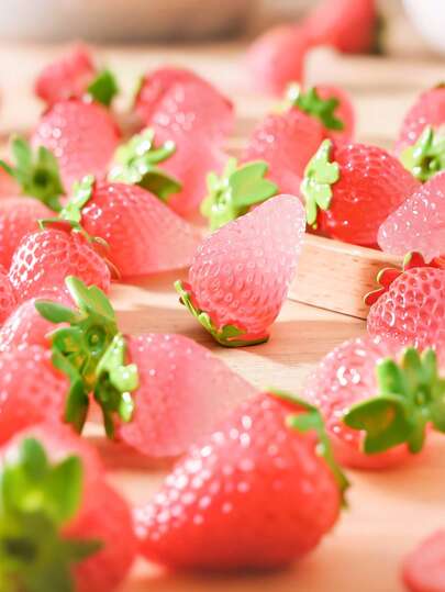 1/5/10个发光迷你树脂红色草莓摆件，夜光，可爱迷你水果雕像，适用于微型仙女花园、景观、水族箱、生日、隐藏游戏、工艺品、汽车DIY创意装饰品，色彩鲜艳，具有收藏价值，是可爱的派对礼物、礼品袋填充物、卡通摆件、桌面装饰品。