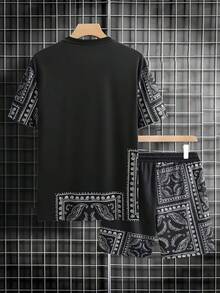 Ensemble décontracté d'été en deux pièces imprimé numériquement avec motif hawaïen pour hommes, composé d'un t-shirt à col ras-du-cou à manches courtes et d'un short à cordon de serrage avec poches, en tissu tricoté légèrement élastique, coupe régulière, tenue de sport d'extérieur. - Couleurs mélangées - Voir 5