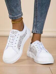 2026 女士透气网面运动鞋，酷炫鞋款，全白系带镂空休闲低帮步行鞋，适合日常穿着，街头风十足。 - 白色 - 查看 4