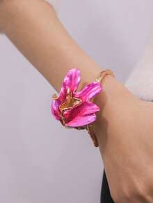 Đế vàng với màu đỏ hồng