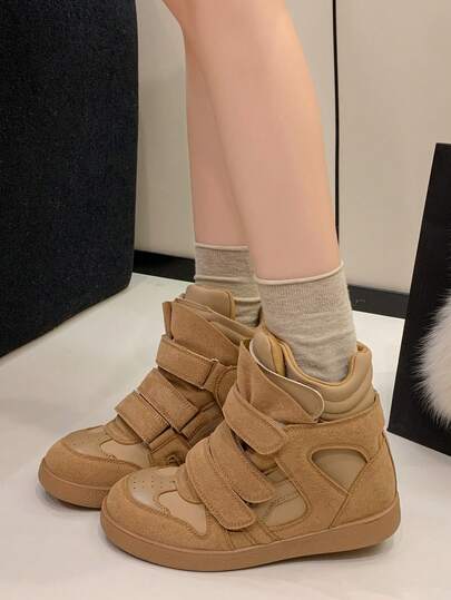 Giày thể thao cao cổ nữ mới năm 2026, màu đen, mũi tròn, đế bằng, kiểu dáng thường ngày, thích hợp cho mùa thu/đông, có khóa dán và gót ẩn.