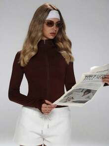 This Sporty Features A Minimalist And Fashionable Style, Combining Collegiate And Athletic Elements. With Long Sleeves And Thumb Holes, Comfortable Stretchy Fabric Is Suitable Dance/Pilates Workouts. Front Zip-Up Design With A Low Collar Allows You To Easily Transition From Street To Gym. With Shaping Seams, A, Full Coverage, Long Sleeves With Thumb Holes, Effective Cinched Waist, Bust Lifting Pleats, And 360-Degree Stretch, This Also Has An Anti-Slip Zipper Guard. Women's Fitted Zip-Up Pink - 布朗 2 - 查看 8