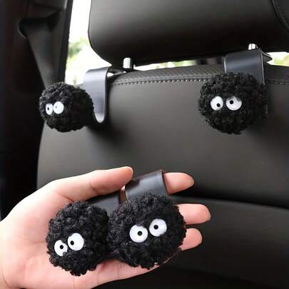 2 piezas Gancho lindo y bolsa de almacenamiento para reposacabezas de coche con diseño de bola de carbón en estilo de dibujos animados, adorable y encantador, se puede usar como gancho y bolsa de almacenamiento para el coche. Hecho de material de plástico duradero, puede colgar billetera, bolso, chaqueta, llaves, etc. La bolsa de almacenamiento multifuncional para reposacabezas puede contener bocadillos, comida, bolso, teléfono, etc. Fácil de instalar, sin necesidad de perforar, desmontable, diseño de clip, accesorio de coche ideal.