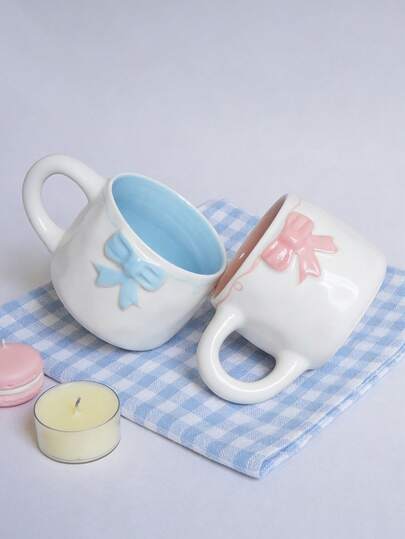 1个极简主义手绘蝴蝶结陶瓷杯，饰有蕾丝边手工雕刻纹理。做工精美，极具美感，适合家居装饰餐具、咖啡拉花杯、客厅、卧室或办公室饮水器皿、送礼场合及节日装饰。