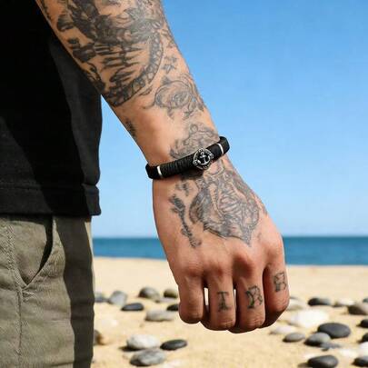 经典元素锚形编织手链，复古简约设计，是男士手臂饰品。
