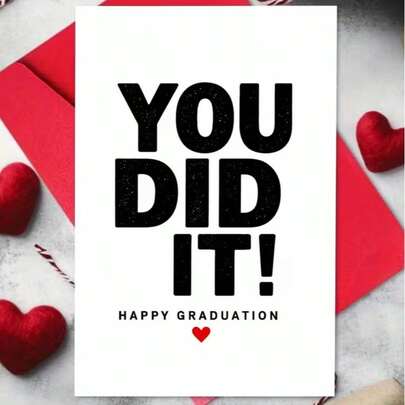 1张“你做到了，毕业快乐”贺卡，带心形图标，附信封，简约黑色字体和红色心形设计，适合毕业庆祝？也适合送给朋友、同事、伴侣，在情人节和特别的祝贺场合使用。
