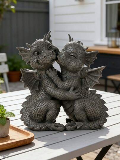 一件石纹树脂龙雕塑，适合户外花园、庭院和家居装饰。非常适合花园草坪、庭院、门廊和露台等户外场所。也非常适合室内摆放在架子、桌子上，或作为独特的中心装饰品来提升您的家居装饰。
