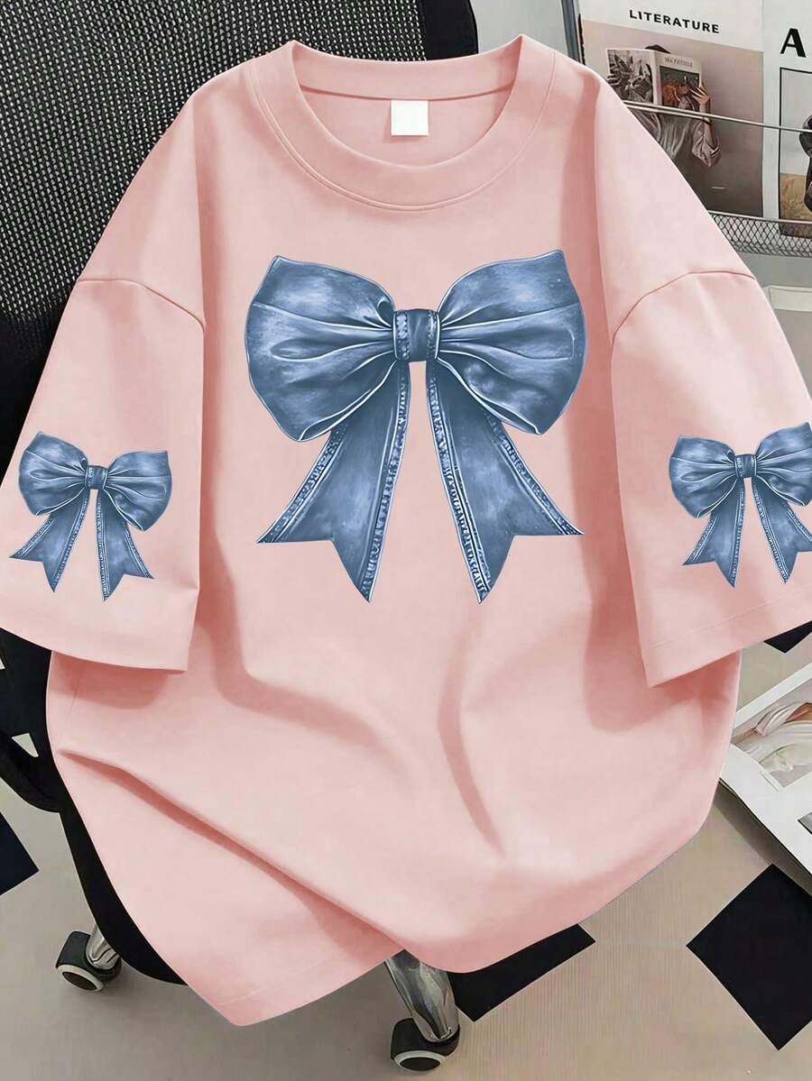 大码女式短袖休闲圆领T恤，饰有蓝色蝴蝶结图案，适合夏季度假、情人节、母亲节礼物、海滩装扮、节日装扮、春季装扮；毕业季T恤；返校季；毕业典礼；女教师装扮；夏季亲友聚会装扮。适合日常穿着、外套、野餐、度假、海滩、派对、生日、聚会、学校、音乐节、假期、通勤、健身、婚礼、新年、春季上衣、女士夏季装扮、女士节日服装。粉色 - 粉色 - 查看 1
