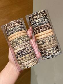 10个/套 随机豹纹弹力发圈，适合可爱女孩扎马尾辫、休闲运动马尾辫、丸子头等发型，耐用不伤发，四季皆宜，是送给女朋友的礼物，日常通勤、约会、打造青春活力造型的理想之选，夏季、假期、旅行必备。 - 豹紋 - 查看 4