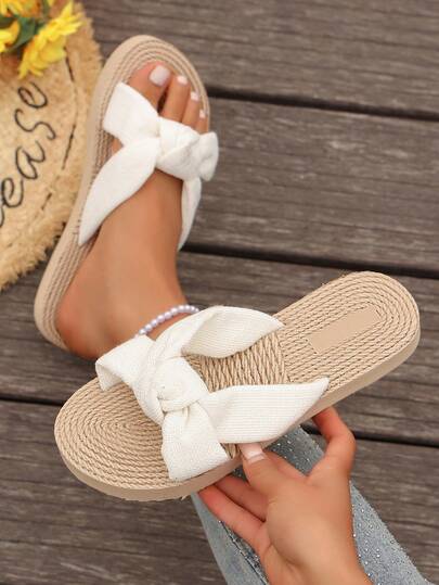 Sandalias planas elegantes con decoración de nudo, estilo europeo y americano, adecuadas para atuendos con jeans, aplicables para compras, viajes, playa, vacaciones, discotecas, bares, fiestas de KTV; Chanclas de verano para mujer con nudo blanco; Sandalias de mujer con diseño personalizado fresco y dulce al estilo británico, con suela tejida ligera, transpirable y con amortiguación