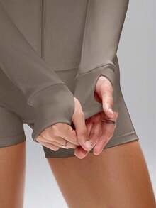 This Sporty Features A Minimalist And Fashionable Style, Combining Collegiate And Athletic Elements. With Long Sleeves And Thumb Holes, Comfortable Stretchy Fabric Is Suitable Dance/Pilates Workouts. Front Zip-Up Design With A Low Collar Allows You To Easily Transition From Street To Gym. With Shaping Seams, A, Full Coverage, Long Sleeves With Thumb Holes, Effective Cinched Waist, Bust Lifting Pleats, And 360-Degree Stretch, This Also Has An Anti-Slip Zipper Guard. Women's Fitted Zip-Up Pink - 棕色 - 查看 4