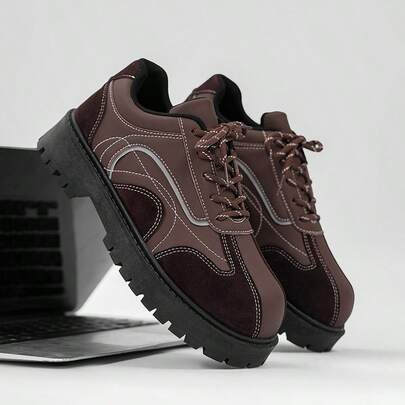 男士休闲工装乐福鞋，简约风格，黑白撞色设计，精选皮革呈现低调光泽，与粗犷的缝线形成鲜明对比，带来和谐的穿着体验；黑白编织鞋带和精准的双缝线提升了精致细节；厚实的鞋底搭配深纹路，不仅稳固耐用，更提供出色的缓震和抓地力。工作日可搭配牛仔裤，周末则可轻松融入复古、工装和极简风格，打造休闲时尚造型。