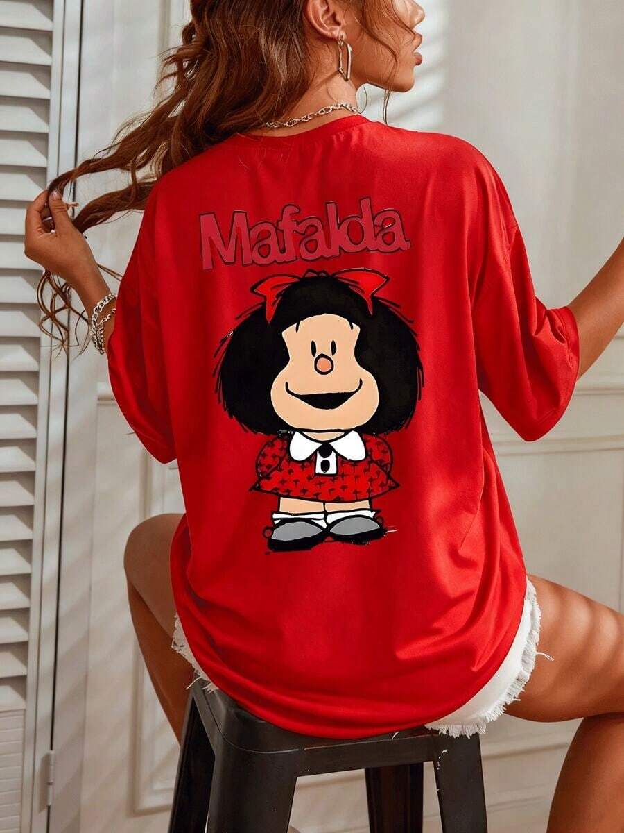 La carismática Mafalda con su distintivo lazo rojo y sonrisa franca simboliza la curiosidad la inteligencia y una profunda crítica social un icono que inspira reflexión y diversión para quienes valoran el pensamiento libre Camiseta de mujer 100% algodón suave cómoda - 1 - Ver 1