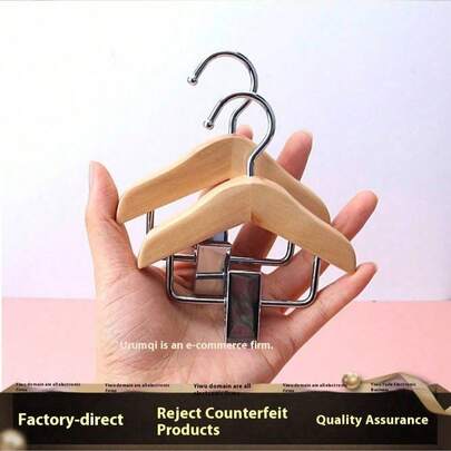 5个装木制儿童衣架，带裤夹和小型木制服装展示架