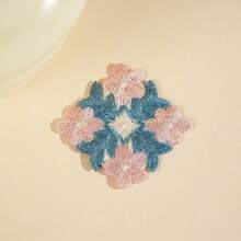 1 Stück, selbstklebende bestickter Patches im chinesischen Stil, zum Reparieren von Löchern in Kleidung verwendet. Patches mit chinesischem Muster werden verwendet, um Löcher zu bedecken. Nahtlose Abdeckung. Nahtlose dekorative Stoffpatches. DIY Patchwork Hanfu Taschen. Zum Reparieren von Flecken und Bügeln auf Kleidung, für handbestickte Patches auf Notizbüchern, Schultaschen, Winterkleidung. Süße dekorative Patches. Alltägliche Notwendigkeiten. Symbolisiert gute Wünsche. - Verschiedenfarbig - Übersicht 9