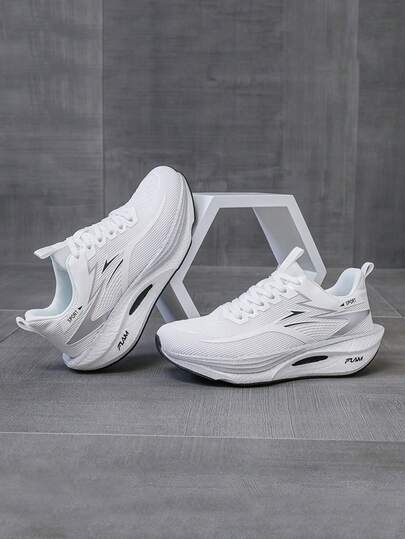 1双透气系带轻便防滑青少年跑步鞋，适合休闲、校园和运动场合