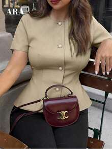 ARA CHIC 女士卡其色高端珍珠纽扣短袖衬衫，时尚简约设计，修身腰身，适合办公室通勤穿着，2026春夏新品 - 卡其色 - 查看 4
