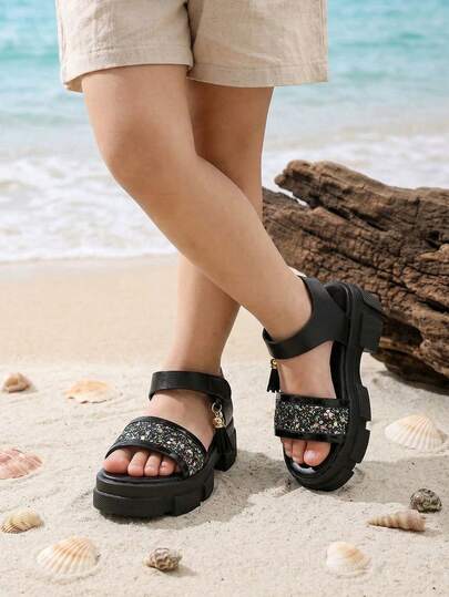 1双女童夏季高跟凉鞋，渐变彩色亮片黑色鞋面，流苏装饰，魔术贴休闲儿童凉鞋，厚底百搭，适合日常穿着，可搭配各种服装