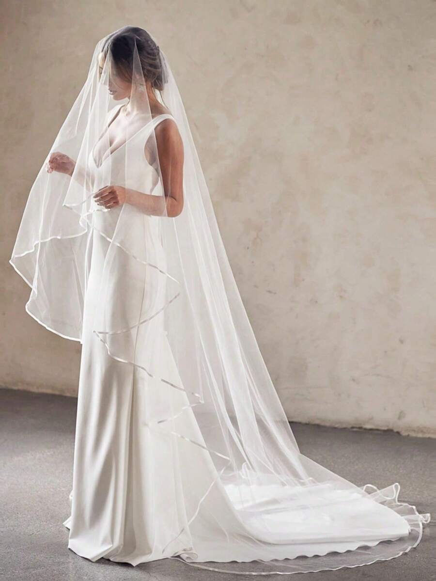 1件双层缎边新娘面纱，指尖及肩教堂式长度，适合婚礼、单身派对、新娘摄影，附赠发梳