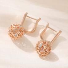 优雅的金色镂空球形耳环，镶嵌白色合成立方氧化锆，经典精致的女士珠宝，是节日派对的理想之选。 - 金的 - 查看 5