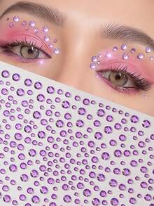 1 Stück traumhafter lila funkelnder Diamant Gesichtsaufkleber, selbstklebender Strass Aufkleber, Musik Festival Make-up Nagel Kunst Deko DIY Handgemacht Party Augen Make-up Glitzer Influencer ähnlicher Stil Accessoires, bunte selbstklebende Diamant Party Augen Make-up Glitzer Accessoires, Konzert Look, Gesichts Edelsteine - Violett - Übersicht 2